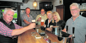 Stießen bei Fork schon mal auf die neue Genossenschaft an (von links): Verpächter Gregor Kremer, Aufsichtsratsvorsitzender Helmut Essink, Vor-standsmitglied Heinz-Willi Rieken, die stellvertretende Aufsichtsratsvorsitzende Maria Schonnebeck, Silvia Dignass (Vorstand) und Vorstandsvor-sitzender Johannes Möllers.