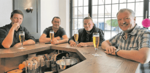 Carsten Schunicht (links im Bild) war der erste Besucher des Abends. Gemeinsam mit Andreas Pichler, Gordon Gestel und Helmut Essink machte er es sich an der Theke bequem. Foto: Barnekamp