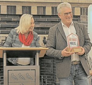 Bürgermeisterin Dagmar Jeske überreicht Johannes Möllers von der Genossenschaft Vivat!Velen den Heimatpreis.Pingel